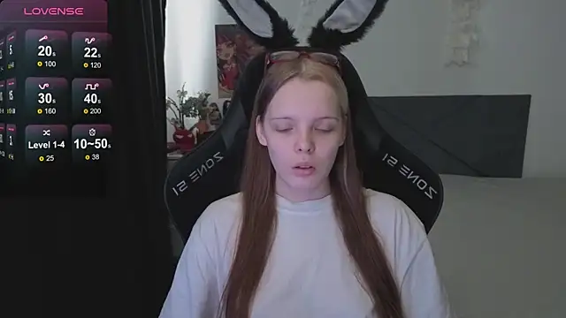 Snapshot of Luna_Navy chatting on 10-04-25, 08:56 Luna Navy online show from 10-04-25, 08:56