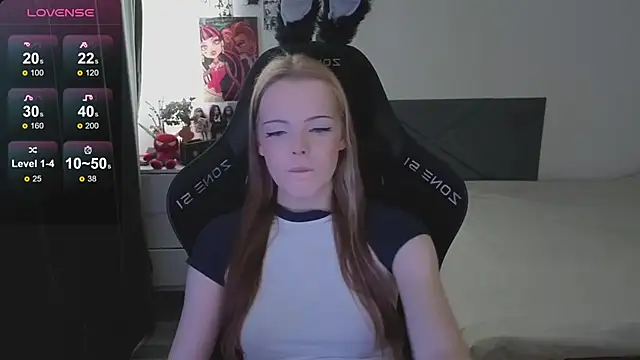 Snapshot of Luna_Navy chatting on 10-21-25, 09:32 Luna Navy online show from 10-21-25, 09:32