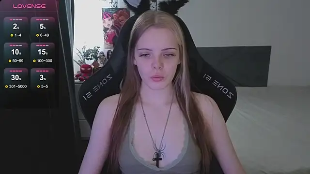 Snapshot of Luna_Navy chatting on 10-22-25, 09:09 Luna Navy online show from 10-22-25, 09:09