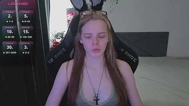 Snapshot of Luna_Navy chatting on 10-24-25, 09:06 Luna Navy online show from 10-24-25, 09:06