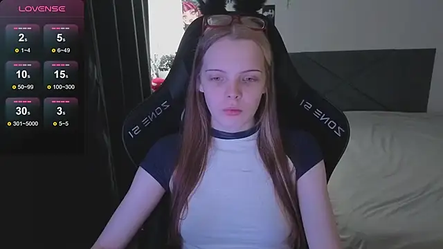 Snapshot of Luna_Navy chatting on 10-25-25, 09:06 Luna Navy online show from 10-25-25, 09:06