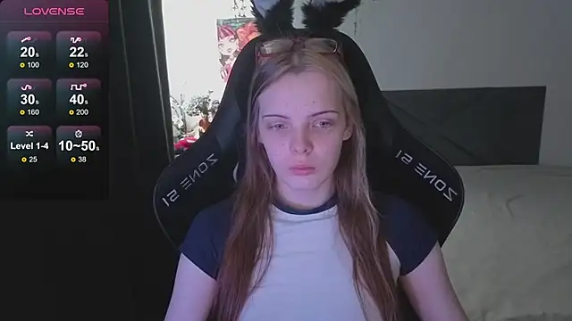 Snapshot of Luna_Navy chatting on 10-26-25, 09:04 Luna Navy online show from 10-26-25, 09:04