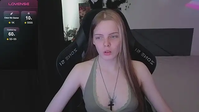 Snapshot of Luna_Navy chatting on 11-28-25, 08:28 Luna Navy online show from 11-28-25, 08:28