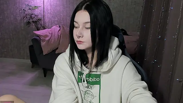 Snapshot of AlinaGreeeen chatting on 09-21-25, 12:34 AlinaGreeeen online show from 09-21-25, 12:34