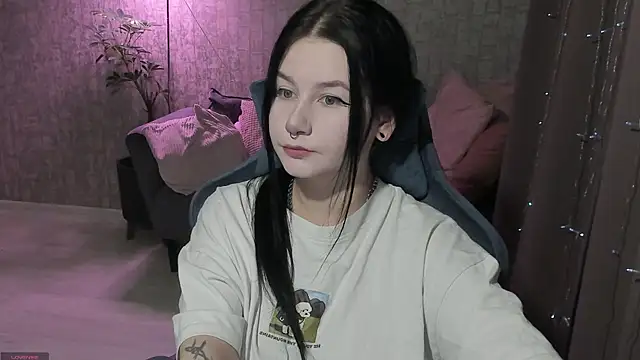 Snapshot of AlinaGreeeen chatting on 10-06-25, 02:31 AlinaGreeeen online show from 10-06-25, 02:31