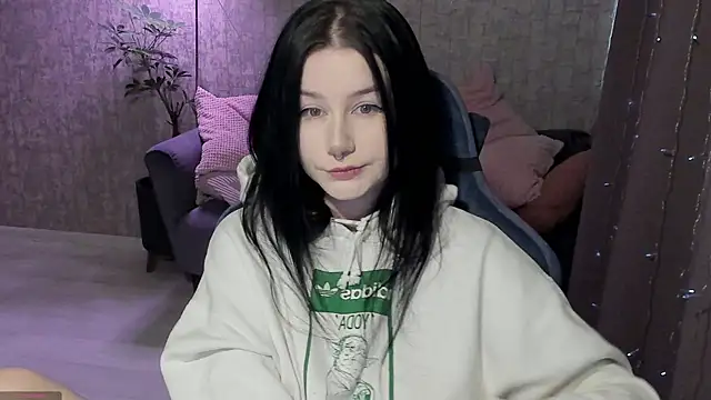 Snapshot of AlinaGreeeen chatting on 10-19-25, 05:52 AlinaGreeeen online show from 10-19-25, 05:52