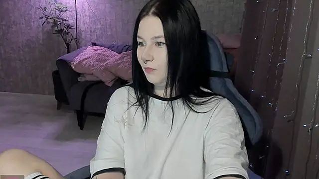 Snapshot of AlinaGreeeen chatting on 10-24-25, 03:47 AlinaGreeeen online show from 10-24-25, 03:47