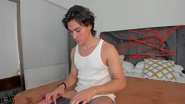 Snapshot of AlexanderHall chatting on 10-28-25, 12:58 AlexanderHall online show from 10-28-25, 12:58