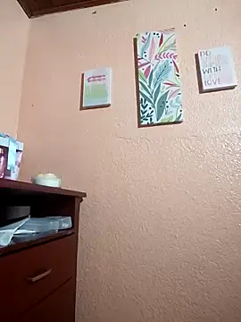 Snapshot of Mia-Glow chatting on 11-11-25, 12:27 Mia-Glow online show from 11-11-25, 12:27