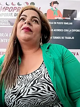 Snapshot of Mia-Glow chatting on 11-13-25, 12:15 Mia-Glow online show from 11-13-25, 12:15