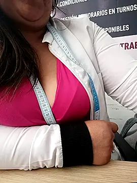 Snapshot of Mia-Glow chatting on 01-08-26, 12:51 Mia-Glow online show from 01-08-26, 12:51