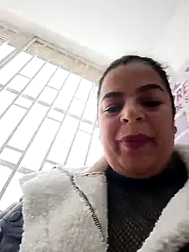 Snapshot of Mia-Glow chatting on 01-11-26, 01:16 Mia-Glow online show from 01-11-26, 01:16