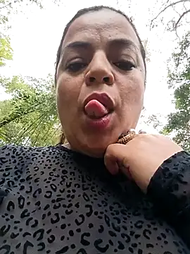 Snapshot of Mia-Glow chatting on 02-25-26, 01:10 Mia-Glow online show from 02-25-26, 01:10