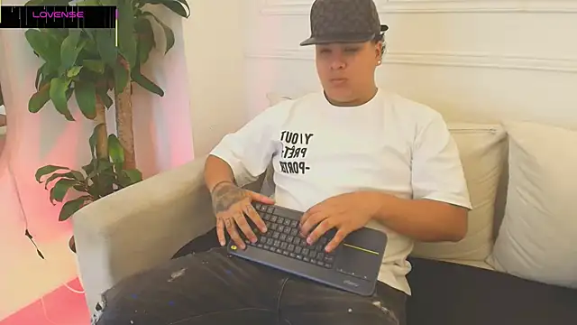 Snapshot of Naim_Bennetsex chatting on 10-25-25, 06:35 Naim Bennetsex online show from 10-25-25, 06:35