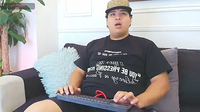 Snapshot of Naim_Bennetsex chatting on 11-01-25, 06:21 Naim Bennetsex online show from 11-01-25, 06:21