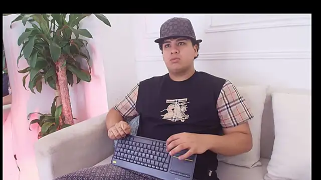 Snapshot of Naim_Bennetsex chatting on 11-03-25, 06:31 Naim Bennetsex online show from 11-03-25, 06:31