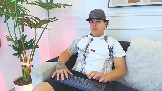 Snapshot of Naim_Bennetsex chatting on 11-07-25, 06:41 Naim Bennetsex online show from 11-07-25, 06:41