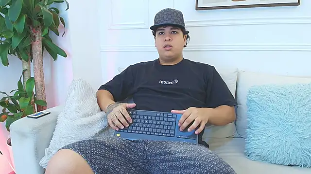 Snapshot of Naim_Bennetsex chatting on 11-12-25, 06:30 Naim Bennetsex online show from 11-12-25, 06:30