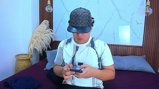 Snapshot of Naim_Bennetsex chatting on 11-13-25, 03:33 Naim Bennetsex online show from 11-13-25, 03:33