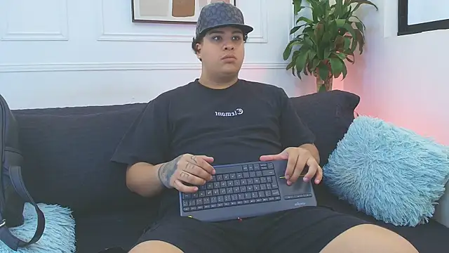 Snapshot of Naim_Bennetsex chatting on 11-29-25, 07:17 Naim Bennetsex online show from 11-29-25, 07:17