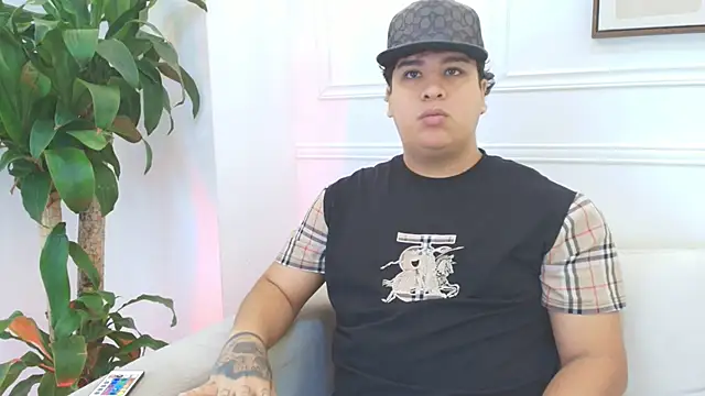 Snapshot of Naim_Bennetsex chatting on 12-22-25, 06:27 Naim Bennetsex online show from 12-22-25, 06:27