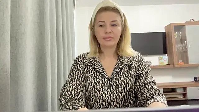 Snapshot of Blondie_xoxoxo chatting on 09-11-25, 05:07 Blondie xoxoxo online show from 09-11-25, 05:07