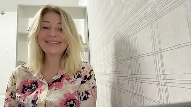 Snapshot of Blondie_xoxoxo chatting on 09-23-25, 06:05 Blondie xoxoxo online show from 09-23-25, 06:05