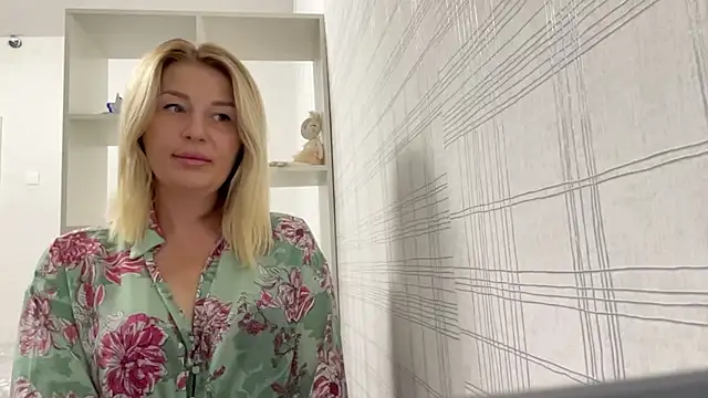 Snapshot of Blondie_xoxoxo chatting on 09-29-25, 09:36 Blondie xoxoxo online show from 09-29-25, 09:36