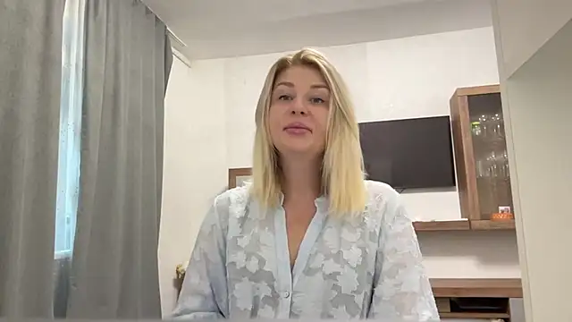 Snapshot of Blondie_xoxoxo chatting on 10-01-25, 09:15 Blondie xoxoxo online show from 10-01-25, 09:15