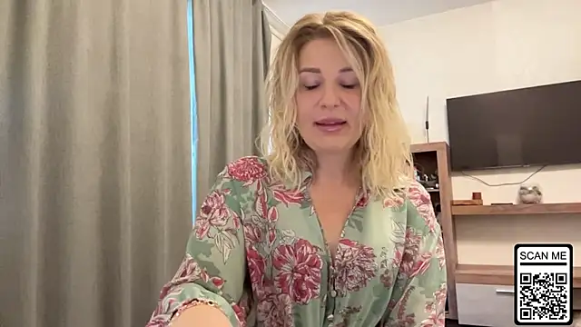 Snapshot of Blondie_xoxoxo chatting on 10-05-25, 08:01 Blondie xoxoxo online show from 10-05-25, 08:01