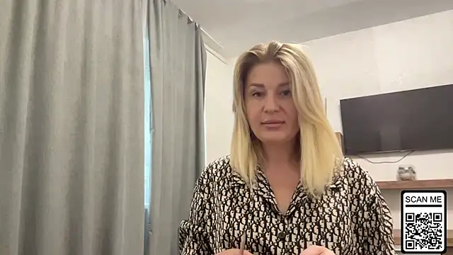 Snapshot of Blondie_xoxoxo chatting on 10-06-25, 07:17 Blondie xoxoxo online show from 10-06-25, 07:17