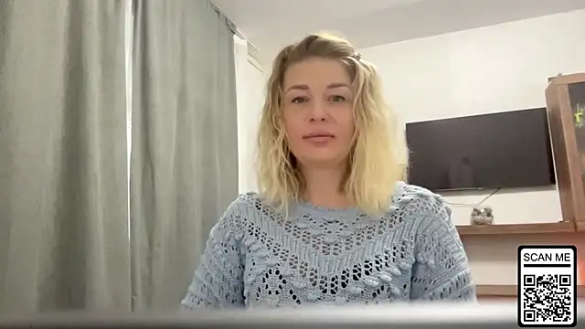 Snapshot of Blondie_xoxoxo chatting on 10-10-25, 07:29 Blondie xoxoxo online show from 10-10-25, 07:29