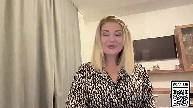 Snapshot of Blondie_xoxoxo chatting on 10-11-25, 07:56 Blondie xoxoxo online show from 10-11-25, 07:56