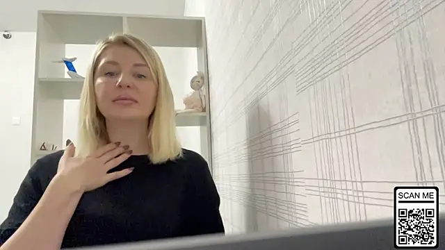 Snapshot of Blondie_xoxoxo chatting on 10-17-25, 06:49 Blondie xoxoxo online show from 10-17-25, 06:49