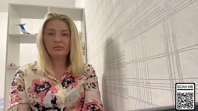 Snapshot of Blondie_xoxoxo chatting on 10-20-25, 05:13 Blondie xoxoxo online show from 10-20-25, 05:13