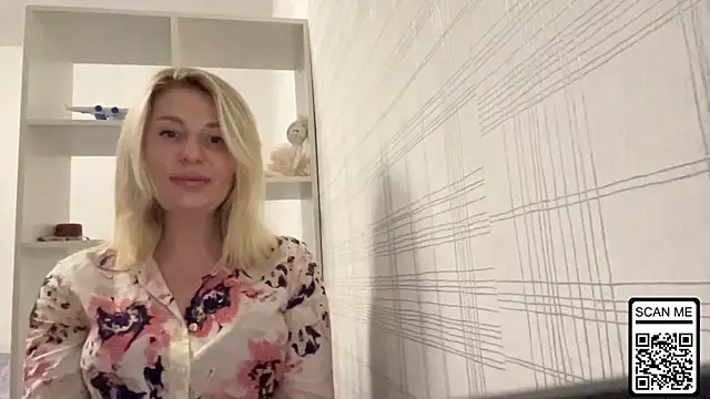 Snapshot of Blondie_xoxoxo chatting on 10-25-25, 04:46 Blondie xoxoxo online show from 10-25-25, 04:46