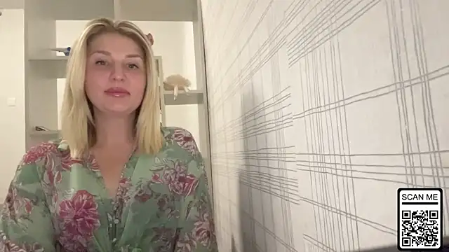 Snapshot of Blondie_xoxoxo chatting on 10-31-25, 07:37 Blondie xoxoxo online show from 10-31-25, 07:37