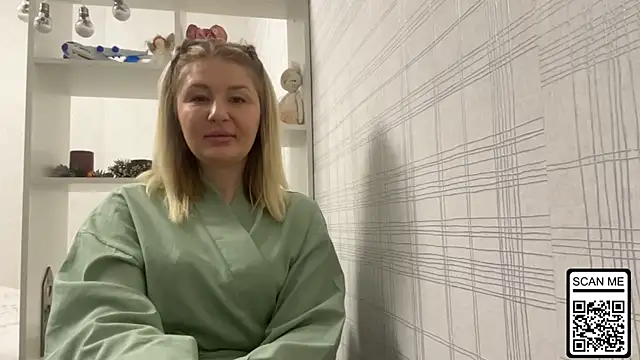 Snapshot of Blondie_xoxoxo chatting on 12-16-25, 08:41 Blondie xoxoxo online show from 12-16-25, 08:41