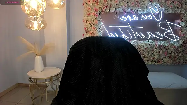 Snapshot of MilaColeman chatting on 12-15-25, 04:28 MilaColeman online show from 12-15-25, 04:28