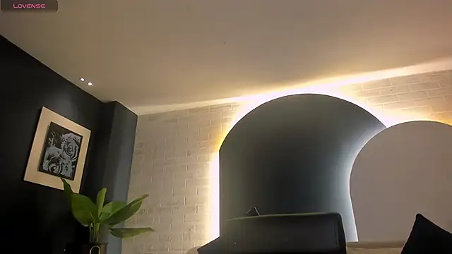 LizzCooper online show from 10-30-25, 04:14