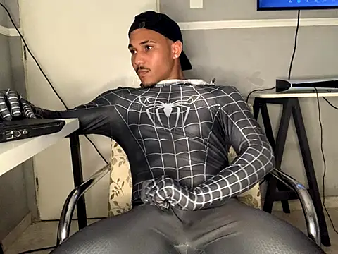 Snapshot of edualqxo chatting on 10-16-25, 11:28 edualqxo online show from 10-16-25, 11:28