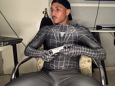 Snapshot of edualqxo chatting on 10-18-25, 11:38 edualqxo online show from 10-18-25, 11:38