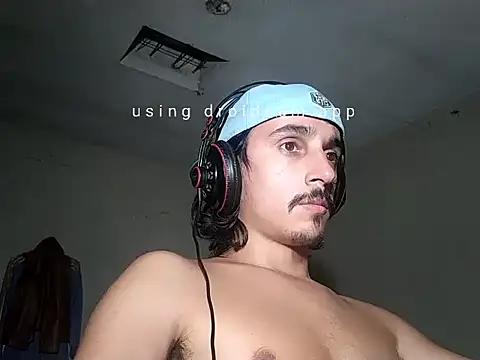 Snapshot of papito20cm chatting on 12-23-25, 01:36 papito20cm online show from 12-23-25, 01:36