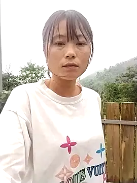 Snapshot of linda_bae00 chatting on 09-13-25, 02:33 linda bae00 online show from 09-13-25, 02:33