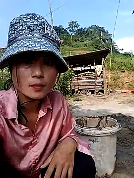 Snapshot of linda_bae00 chatting on 10-12-25, 01:37 linda bae00 online show from 10-12-25, 01:37