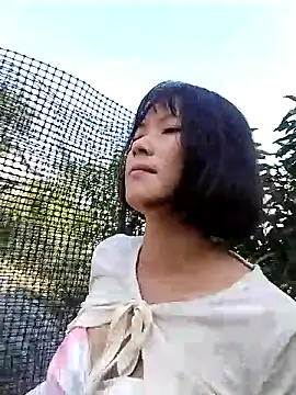 Snapshot of linda_bae00 chatting on 10-21-25, 04:02 linda bae00 online show from 10-21-25, 04:02