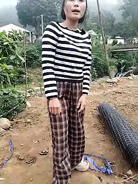 Snapshot of linda_bae00 chatting on 10-31-25, 01:39 linda bae00 online show from 10-31-25, 01:39