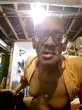 Snapshot of Tommie568 chatting on 09-19-25, 05:35 Tommie568 online show from 09-19-25, 05:35