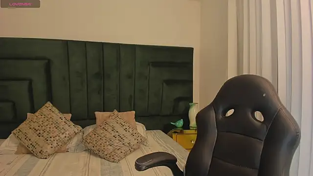 SaraWagner  online show from 10-24-25, 12:08