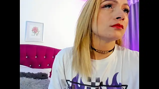 Snapshot of scarlett_blake11 chatting on 09-18-25, 04:58 scarlett blake11 online show from 09-18-25, 04:58